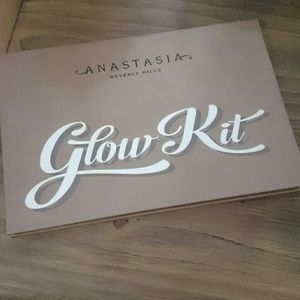 Glow kit luminous contour palette